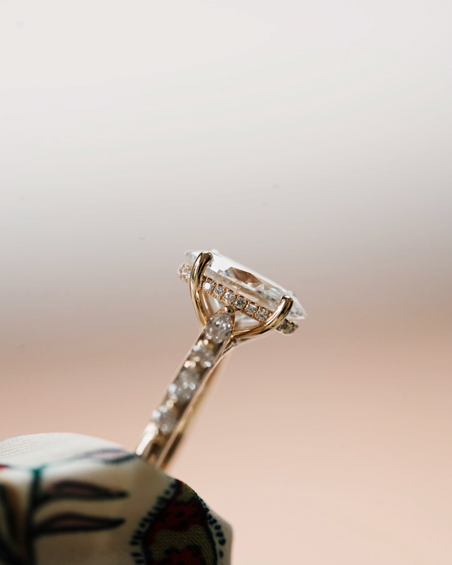 BELLE - 18K Goldring | Oval Cut mit Hidden Halo & Seitensteinen | Lab Grown Diamant & Moissanite