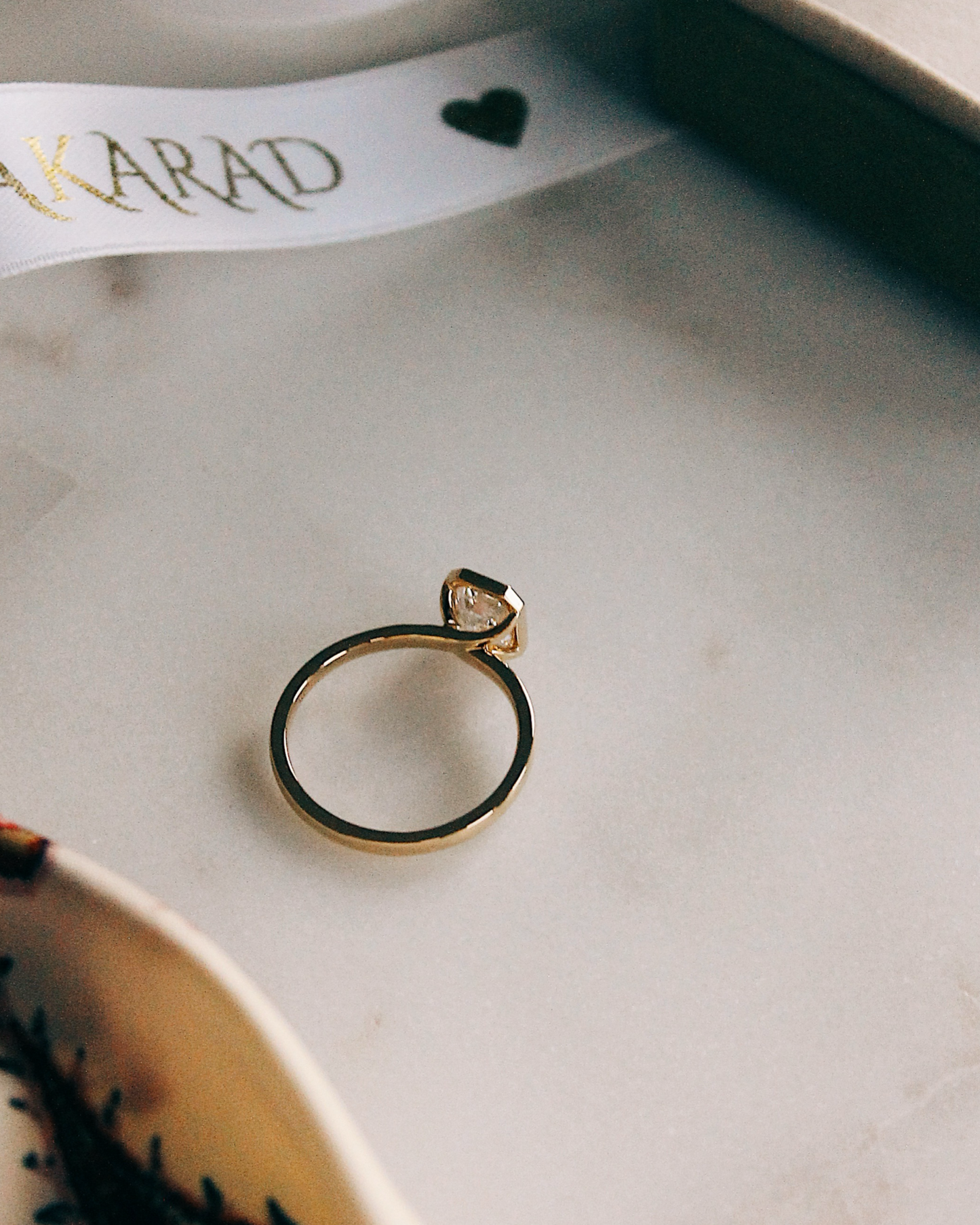 Handgefertigter 18K Gold Verlobungsring Esmé mit Emerald Cut Stein (Diamant oder Moissanite)