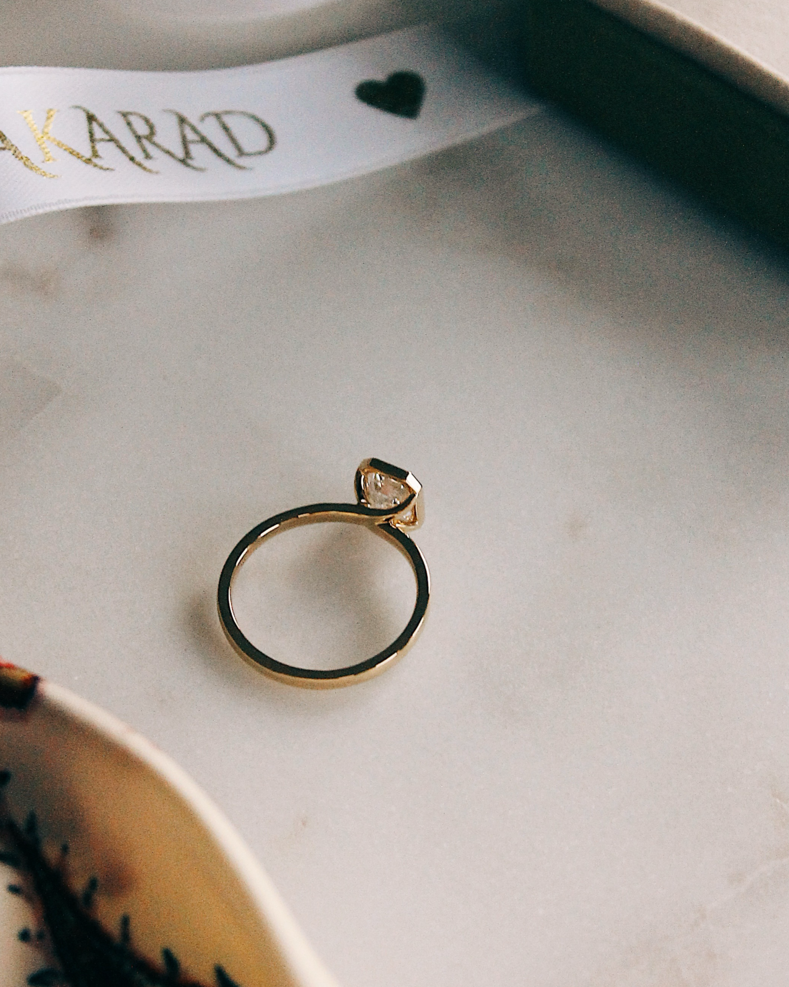 Handgefertigter 18K Gold Verlobungsring Esmé mit Emerald Cut Stein (Diamant oder Moissanite)