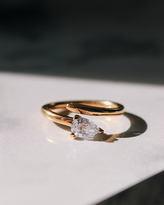 Pippa - offener 18K Goldring mit Pear Cut Lab Grown Diamant / Moissanite, Frontansicht