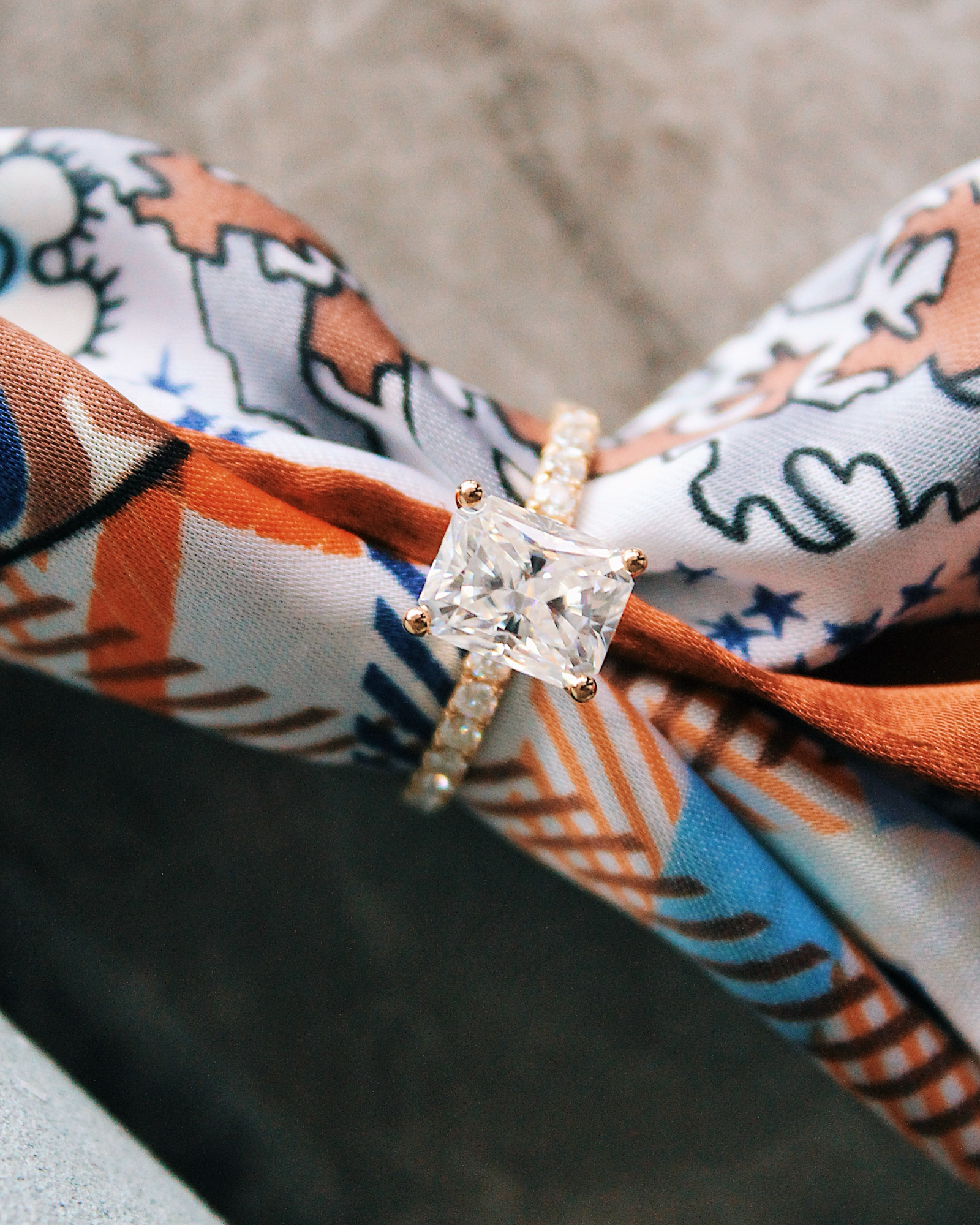 Eloise - 18K Goldring mit 3ct Radiant Cut Diamant oder Moissanite & Pavé-Band, Draufsicht