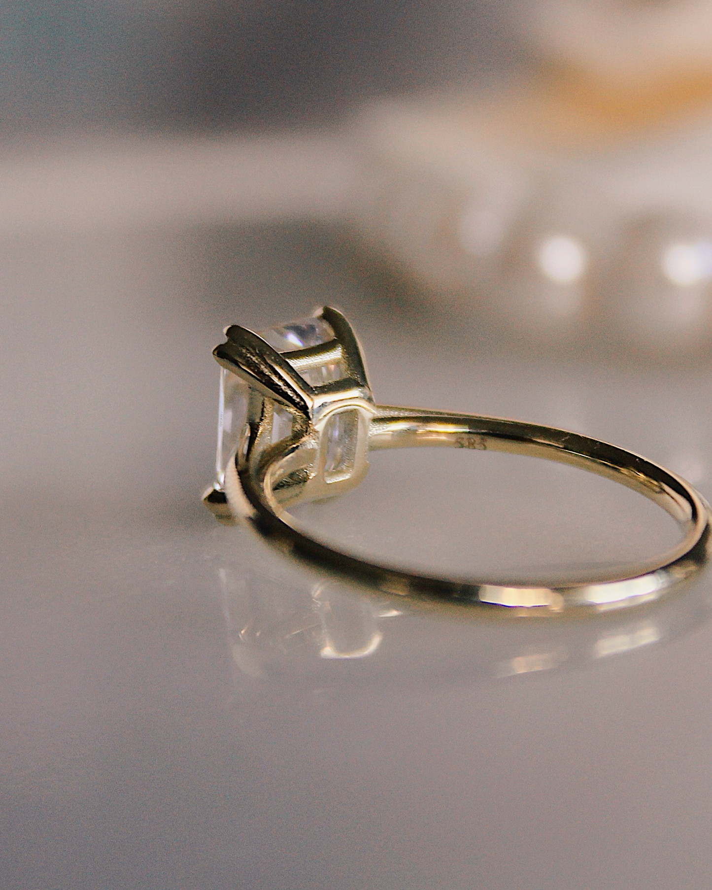 Nikolina - 18K Gelbgoldring mit einem 2ct Radiant Cut Lab Grown Diamanten oder Moissaniten in einer Solitärfassung, Detailansicht