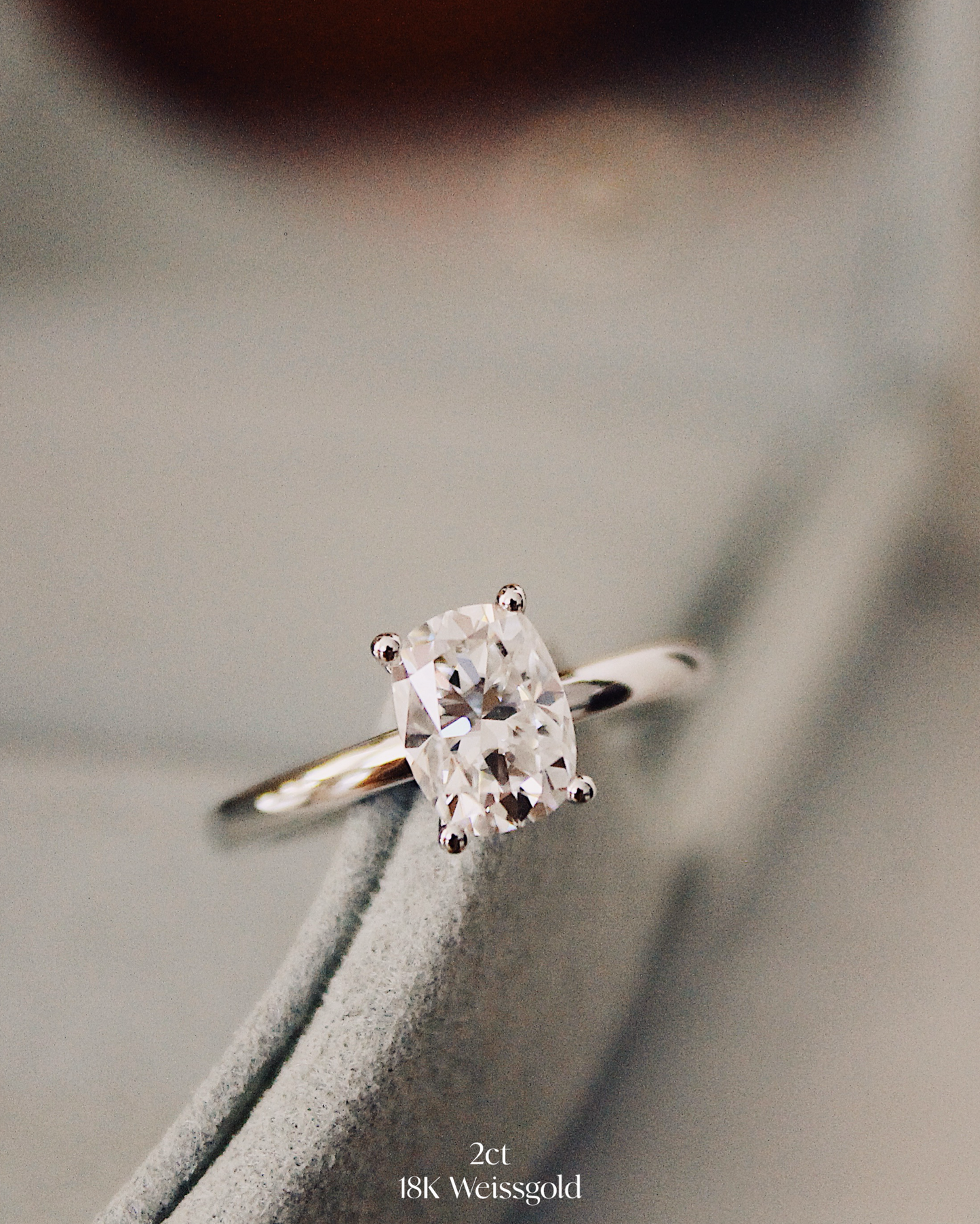 Capri - 18K Goldring mit einem Elongated Cushion Cut Lab Grown Diamant oder Moissanite, Frontansicht