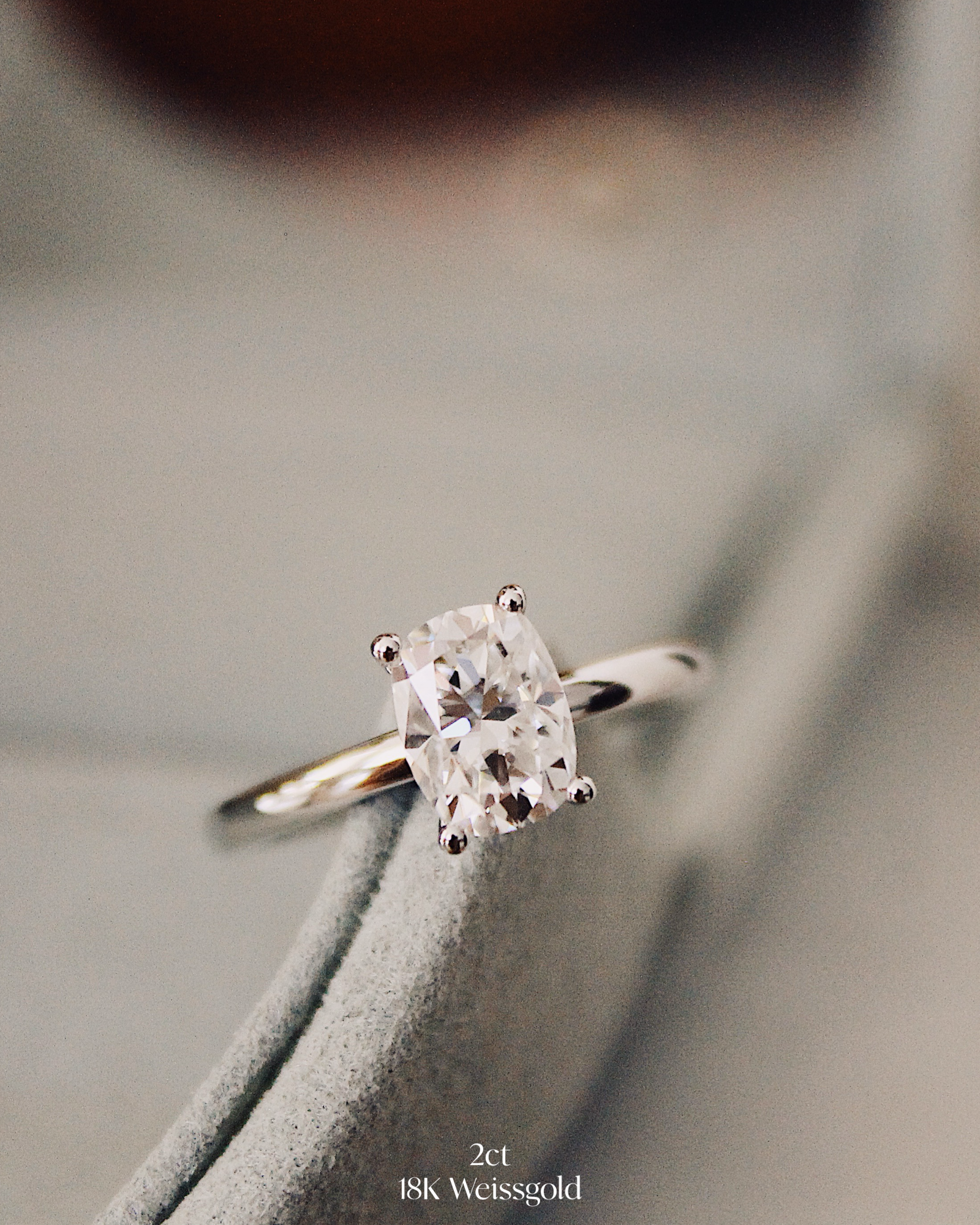 Capri - 18K Goldring mit einem Elongated Cushion Cut Lab Grown Diamant oder Moissanite, Frontansicht