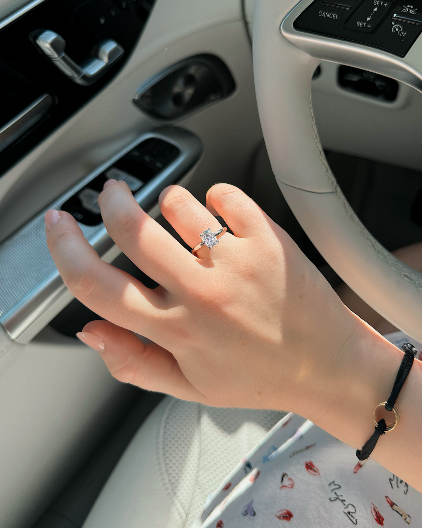 Capri - 18K Goldring mit einem Elongated Cushion Cut Lab Grown Diamant oder Moissanite, an der Hand getragen