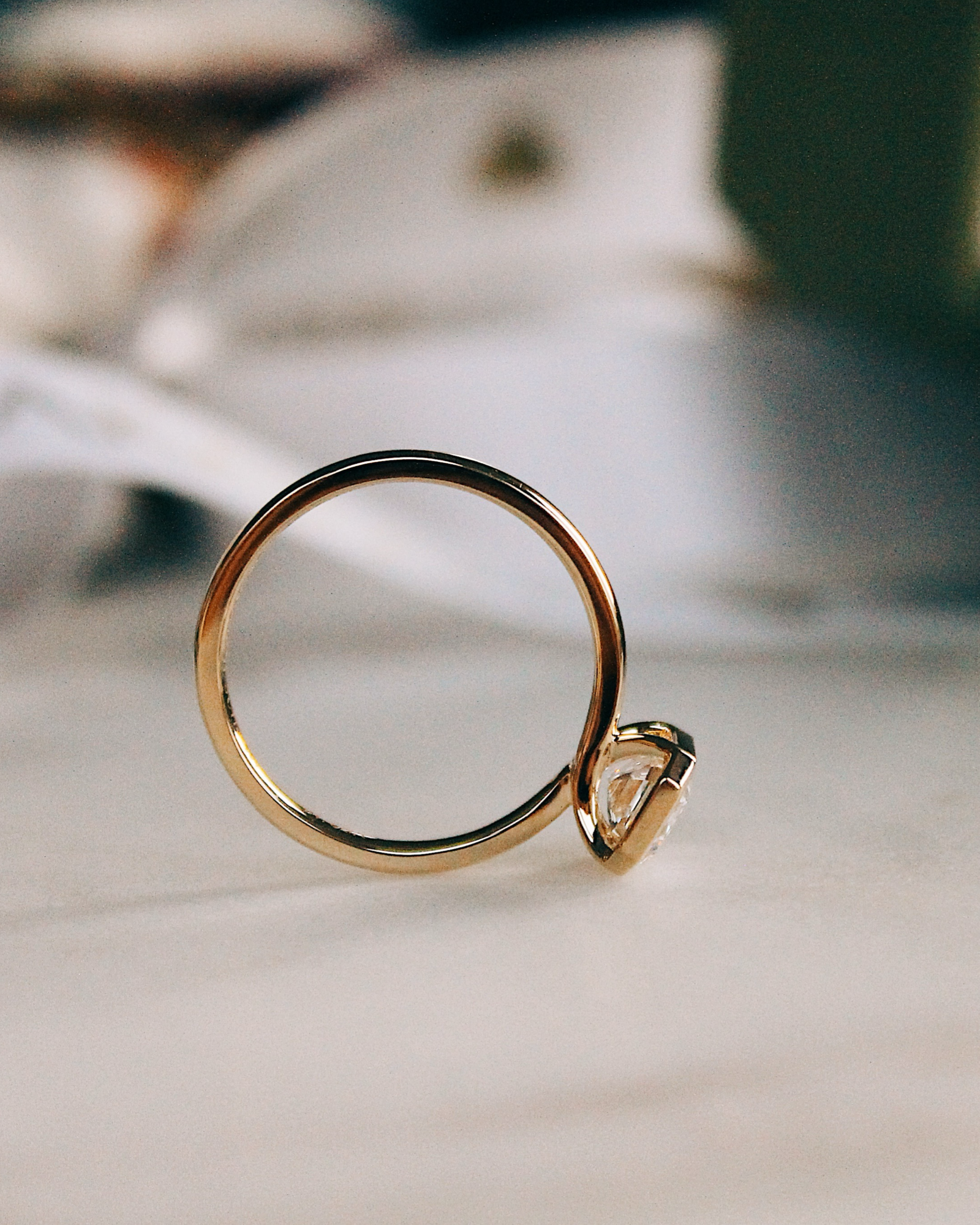 Esmé Solitärring - 1.5ct Emerald Cut Diamant/ Moissanite in 18K Gelbgold, Seitenansicht