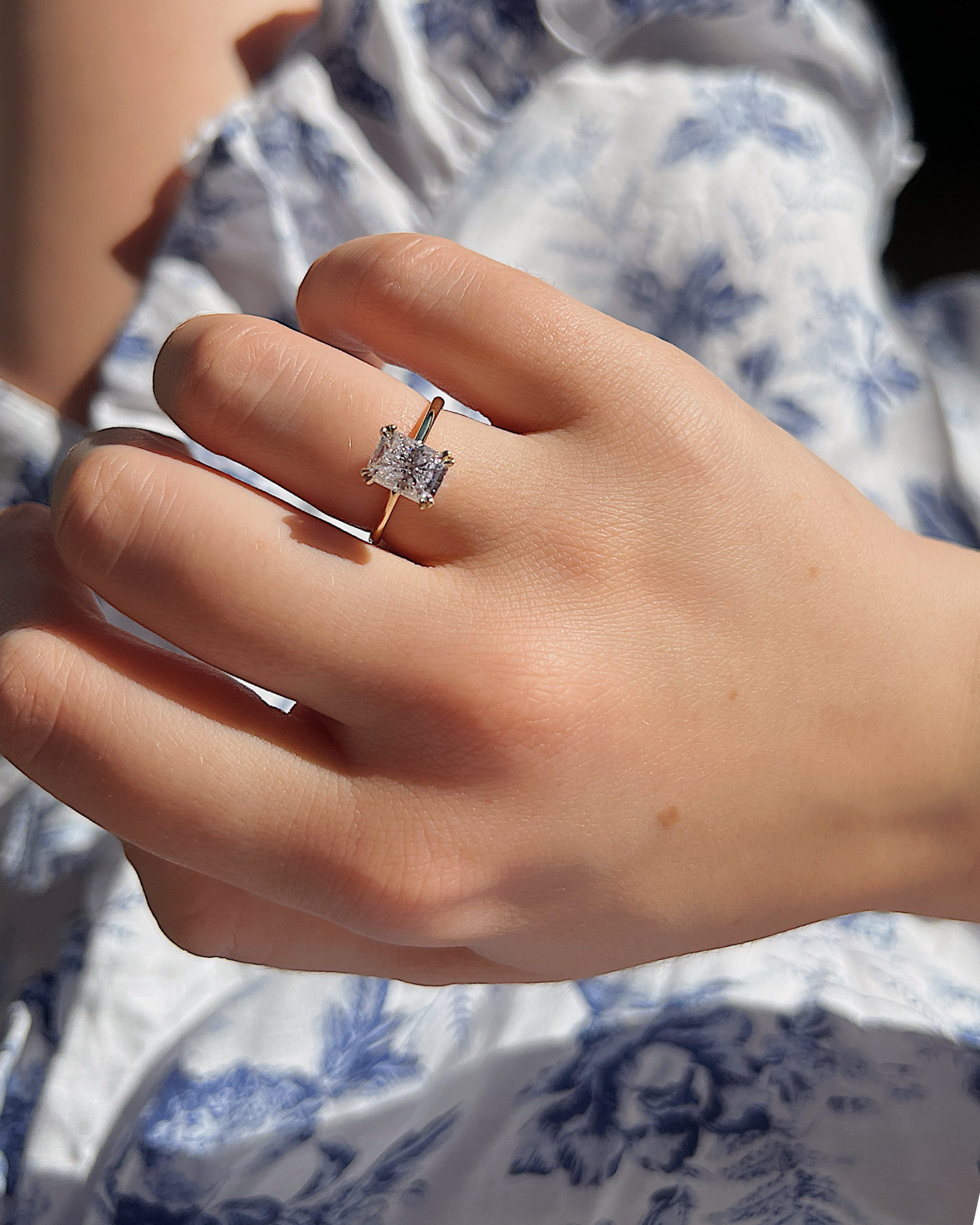 Nikolina - 18K Gelbgoldring mit einem 2ct Radiant Cut Lab Grown Diamanten oder Moissaniten in einer Solitärfassung, getragen an der Hand