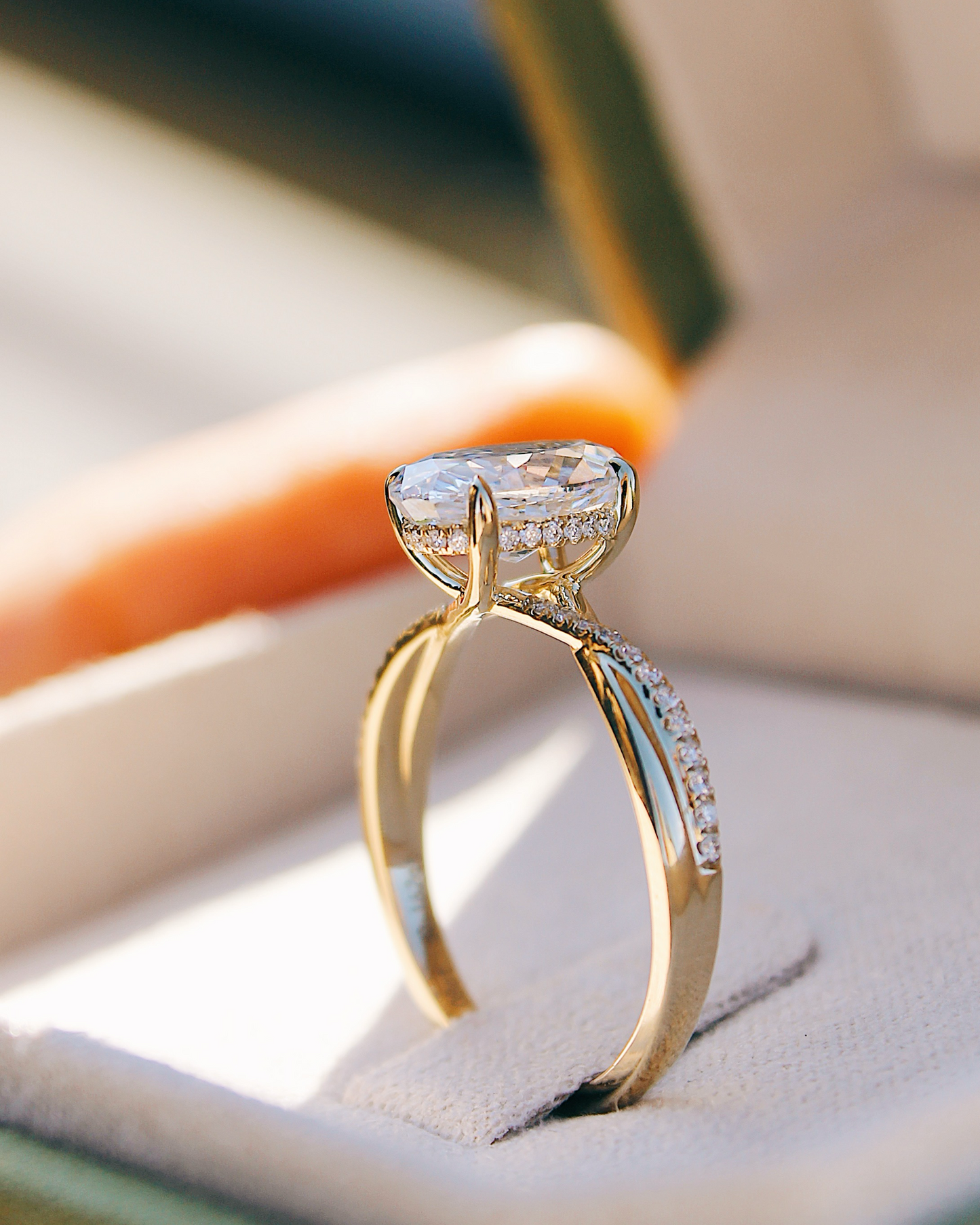 Verlobungsring Lily mit geschwungener Ringschiene, Pavéband und Hidden Halo, Details