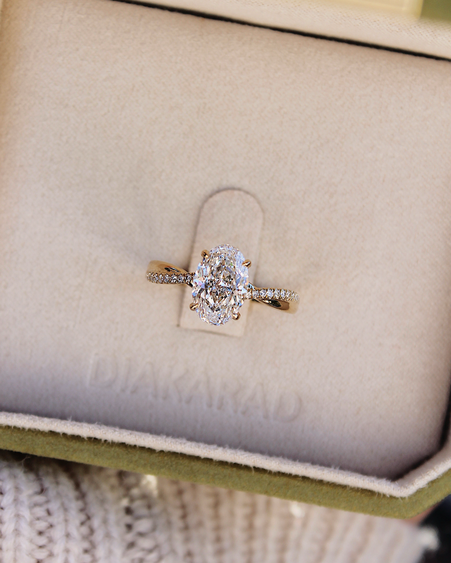 Verlobungsring Lily mit geschwungener Ringschiene, Pavéband und Hidden Halo, Draufsicht