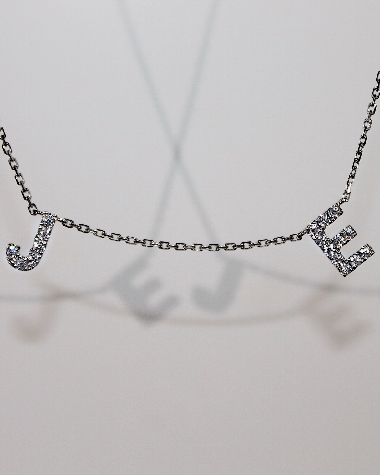 Initialen-Kette - 18K Gold Buchstabe J und E mit Diamanten oder Moissaniten, Frontansicht