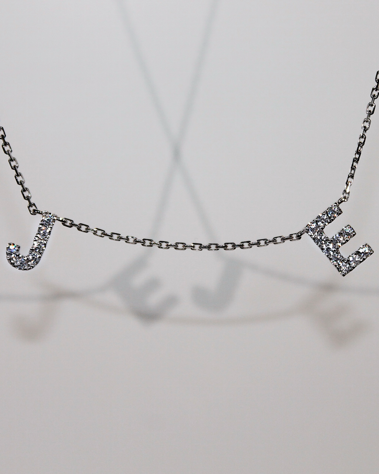 Initialen-Kette - 18K Gold Buchstabe J und E mit Diamanten oder Moissaniten, Frontansicht