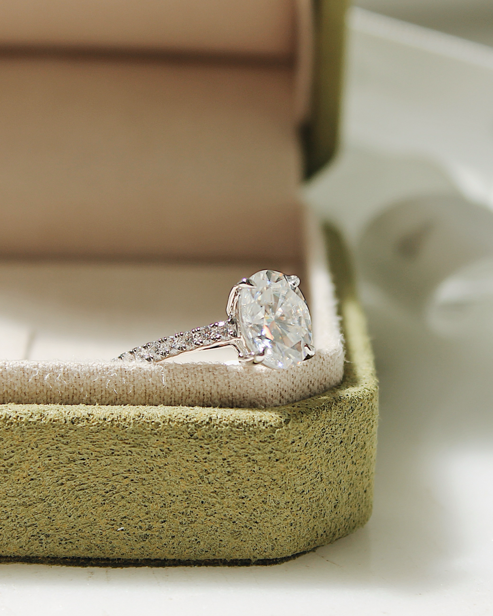 Frida - 18K Gold Oval Cut Verlobungsring mit Pavé-Ringschiene, Frontansicht