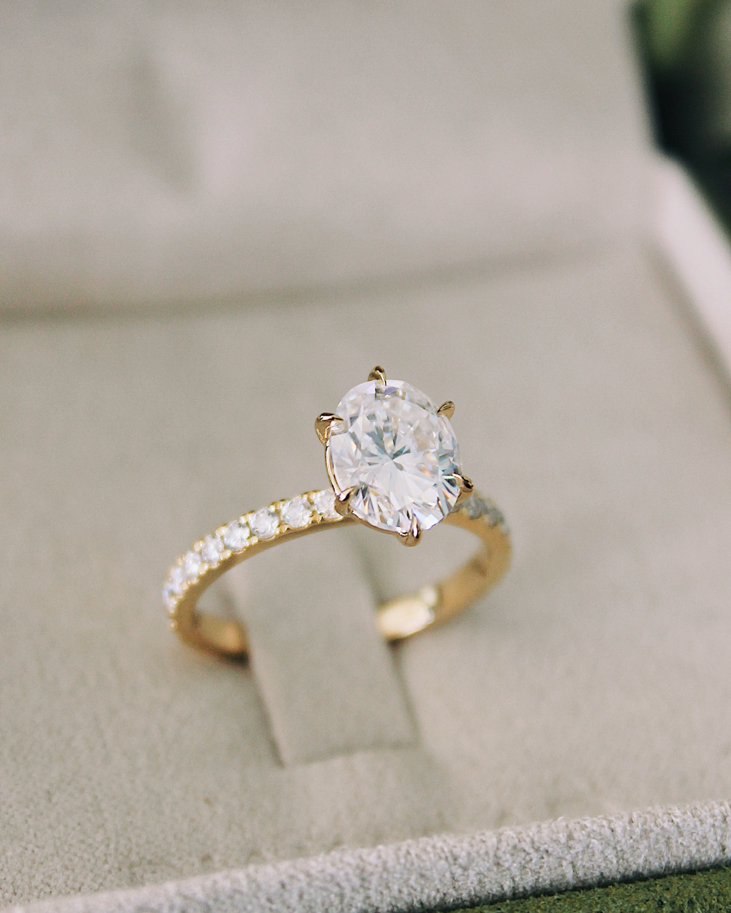 Lou - 18K Gold 2ct Oval Cut Pavé Ring mit Moissanite oder Lab Grown Diamant, Draufsicht