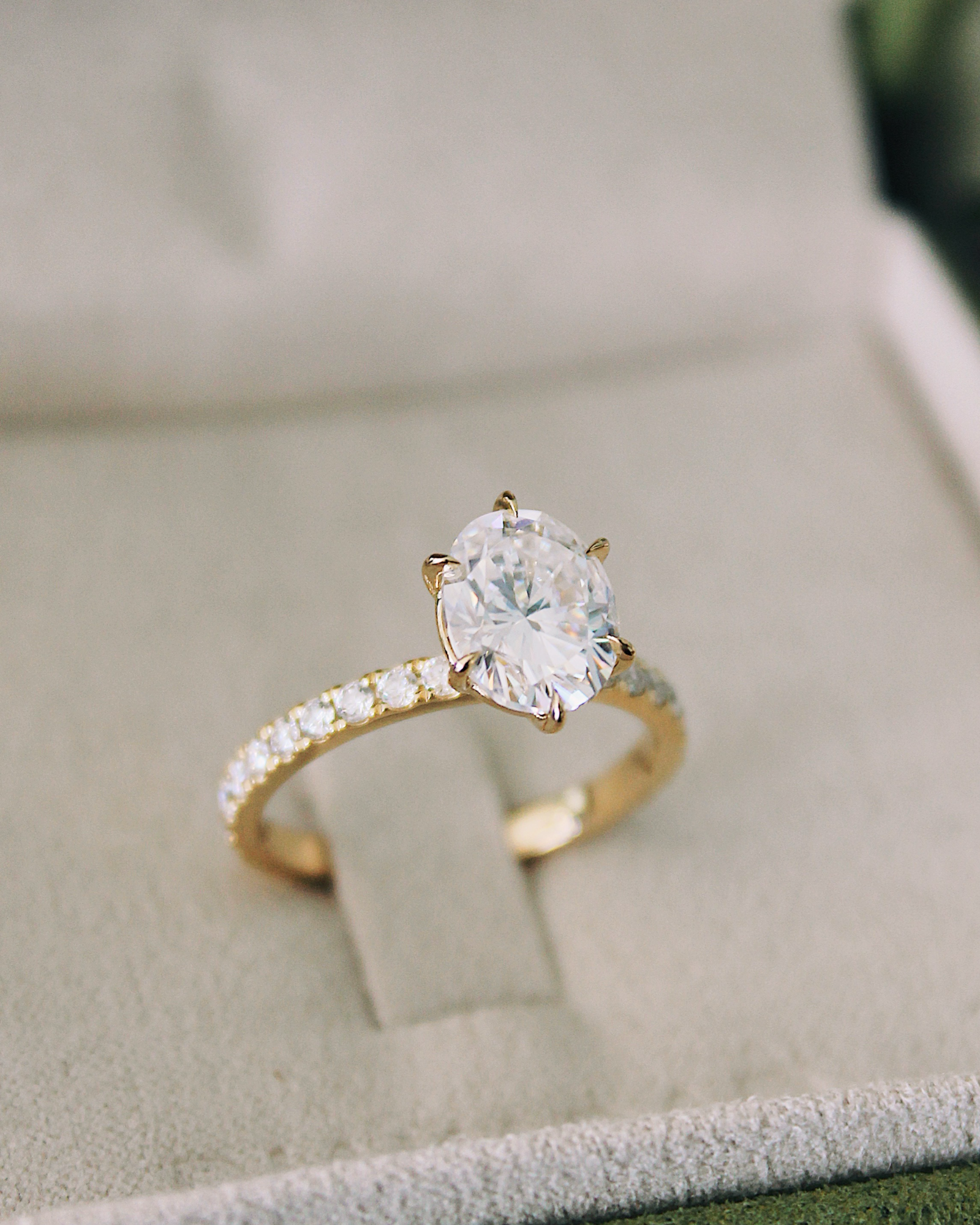 Lou - 18K Gold 2ct Oval Cut Pavé Ring mit Moissanite oder Lab Grown Diamant, Draufsicht