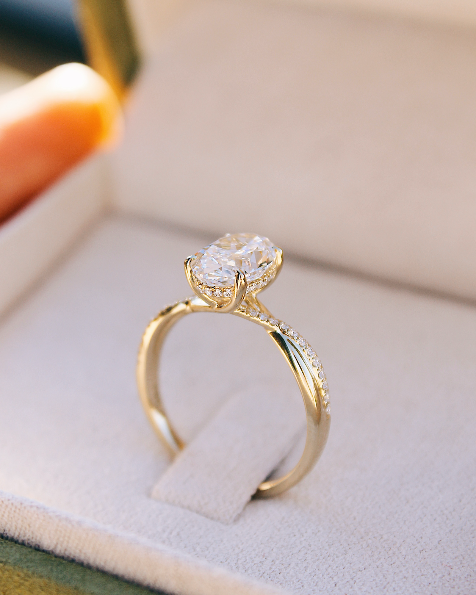 Verlobungsring Lily mit geschwungener Ringschiene, Pavéband und Hidden Halo, in der Ringbox