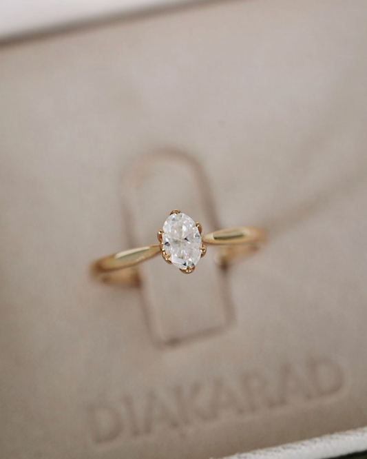 LILIA - 18K Goldring | Oval Cut | Lab Grown Diamant & Moissanite