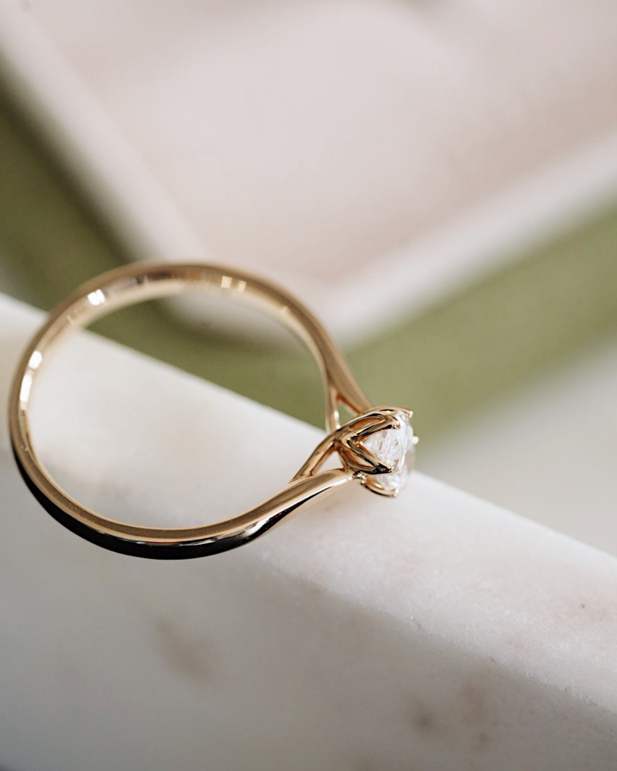 LILIA - 18K Goldring | Oval Cut | Lab Grown Diamant & Moissanite