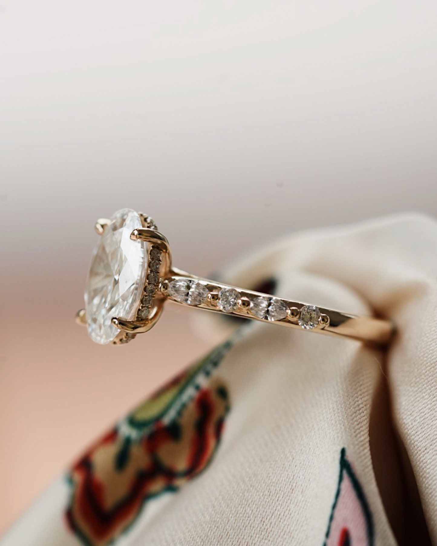BELLE - 18K Goldring | Oval Cut mit Hidden Halo & Seitensteinen | Lab Grown Diamant & Moissanite