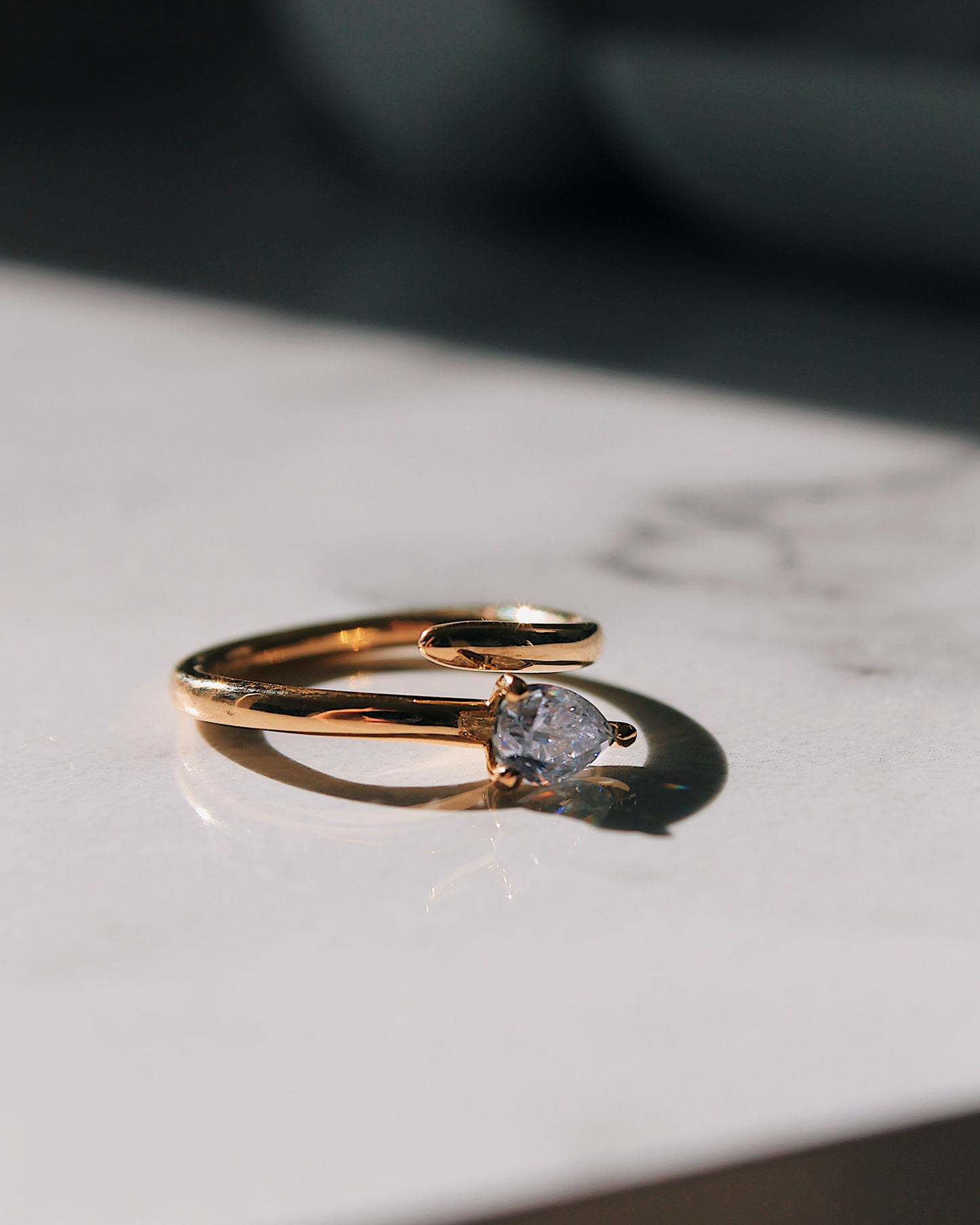 Pippa - offener 18K Goldring mit Pear Cut Lab Grown Diamant / Moissanite, Seitenansicht