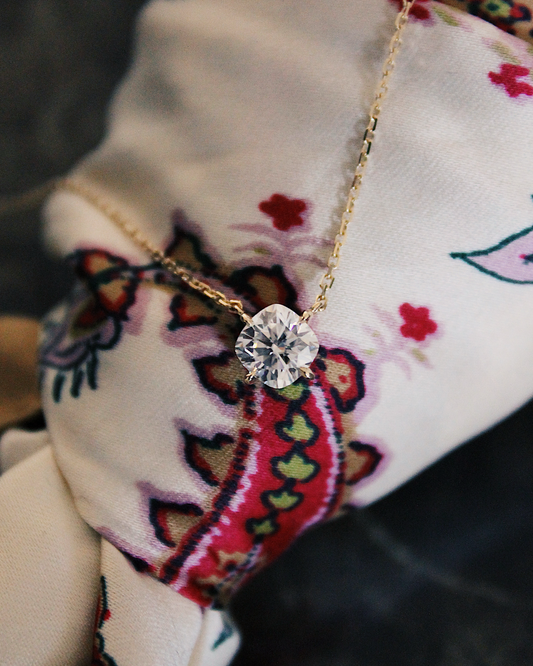 Kaia - 18K Goldkette mit Cushion Cut Lab Grown Diamant oder Moissanite in minimalistischer 4-Krappen-Fassung, Frontansicht