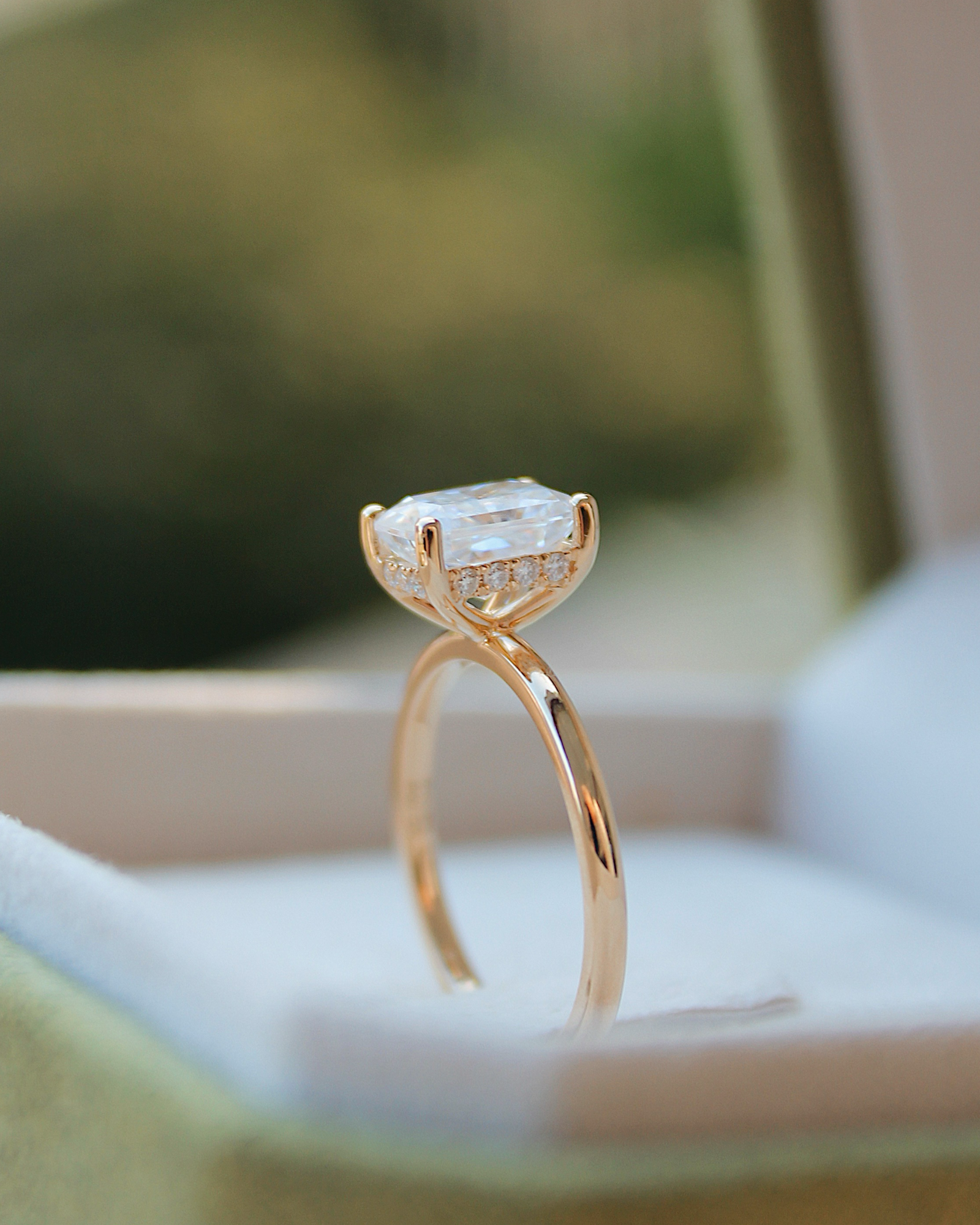 Aliyah - 18K Gelbgold Verlobungsring mit einem Radiant Cut Lab Grown Diamanten oder Moissanite und Hidden Halo, Solitärfassung, Seitenansicht