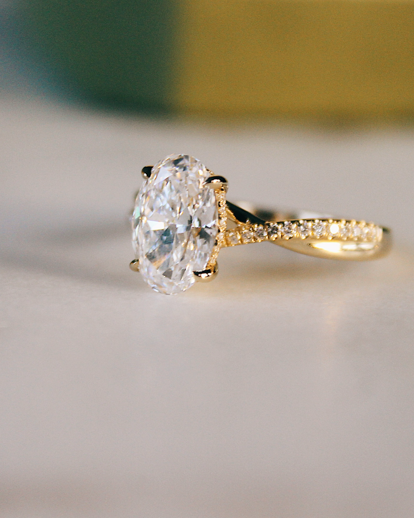 Verlobungsring Lily mit geschwungener Ringschiene, Pavéband und Hidden Halo, Seitenansicht