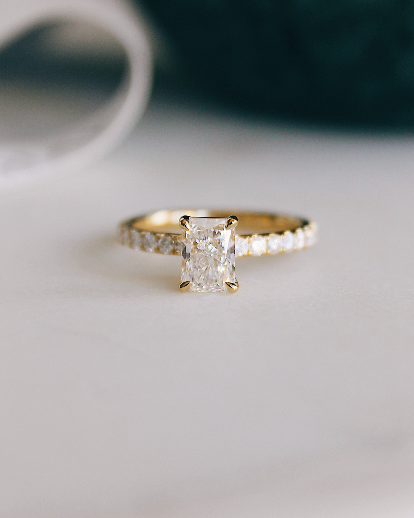 Eloise - 18K Goldring mit Radiant Cut Diamant oder Moissanite & Pavé-Band, Frontansicht