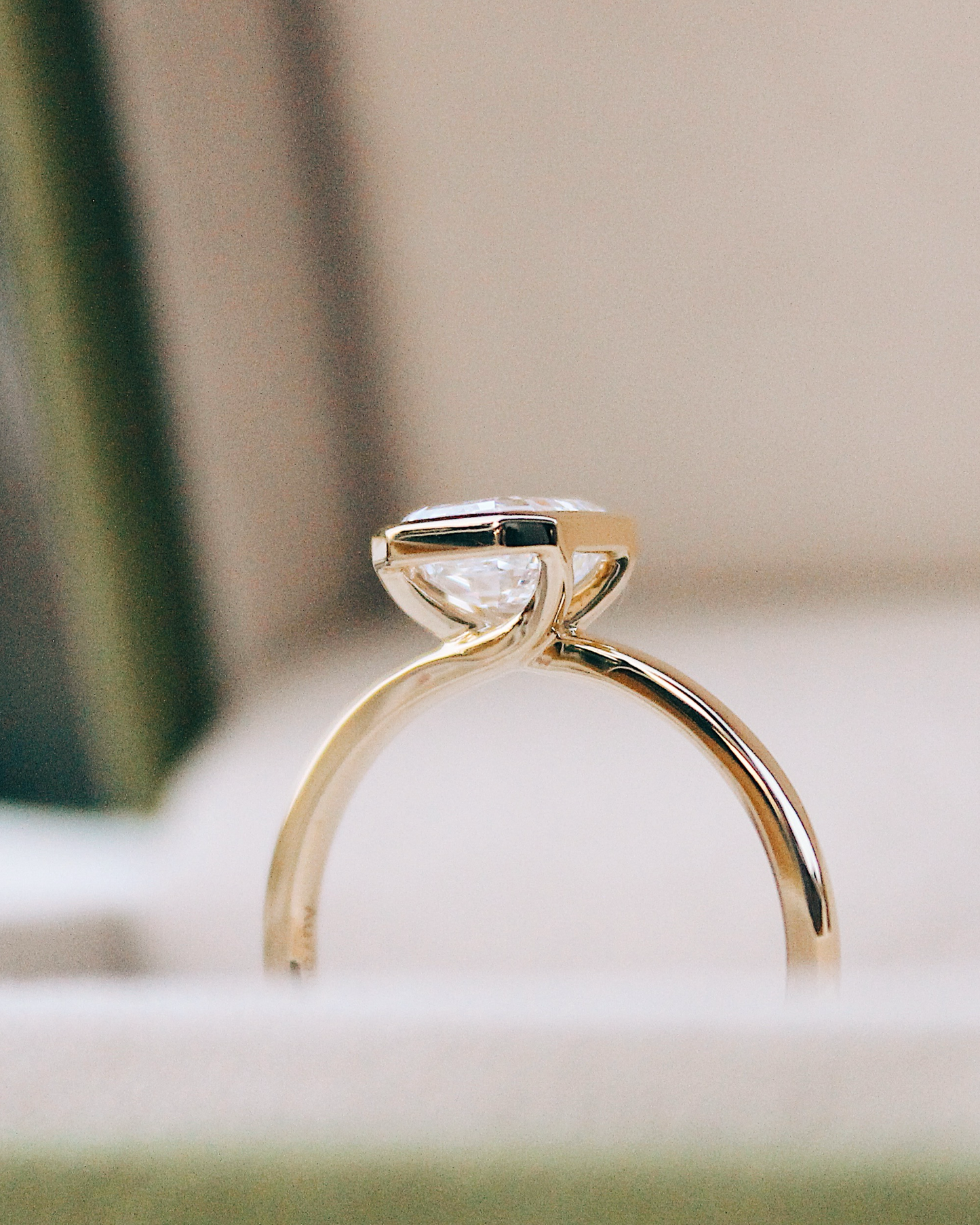 Esme - 18K Gold Verlobungsring mit 1.5ct Emerald Cut Lab Grown Diamant oder Moissanite, Detailaufnahme