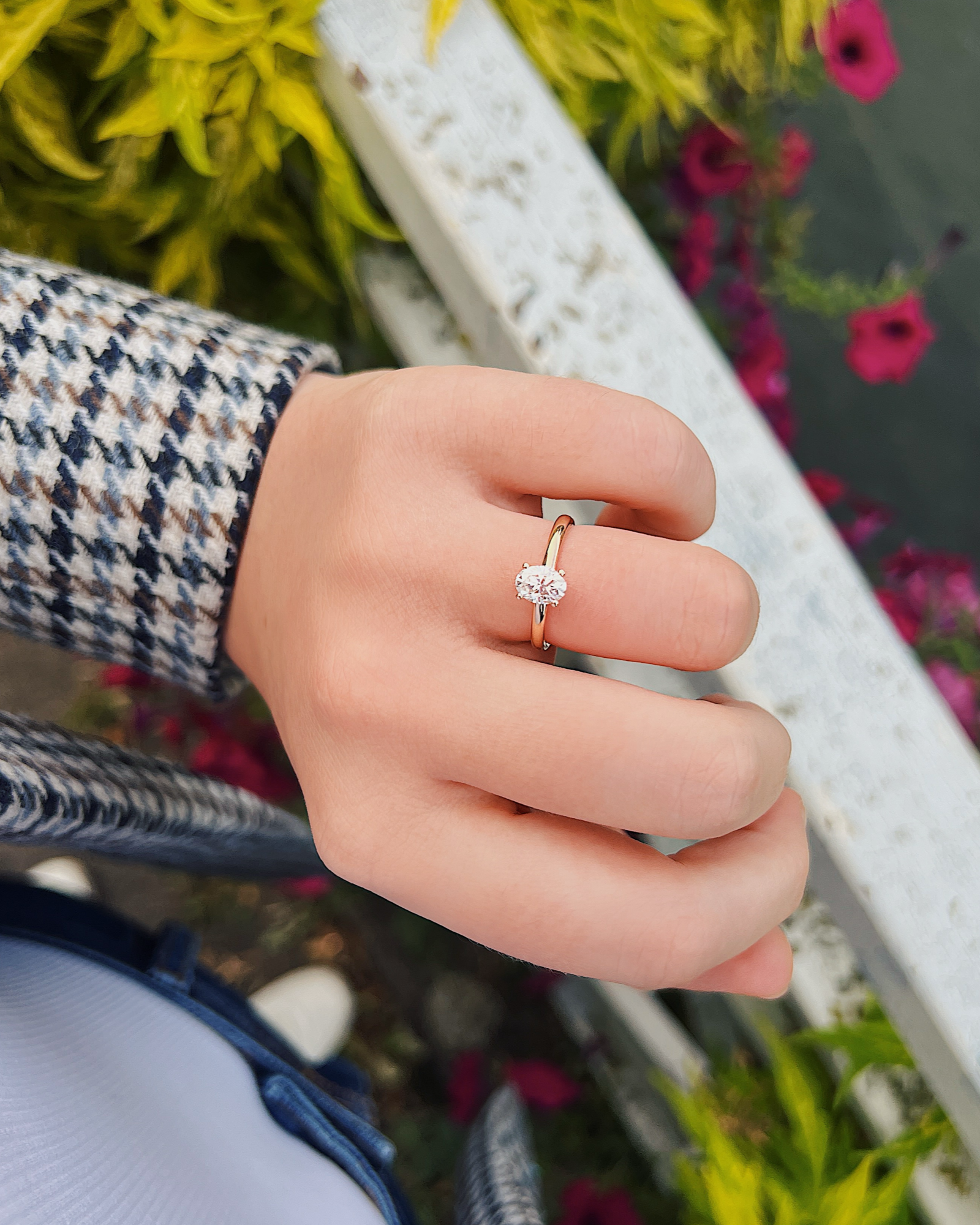 Aria - 18K Gold Solitärring mit 1ct Oval Cut Moissanite oder Lab Grown Diamant, getragen an der Hand