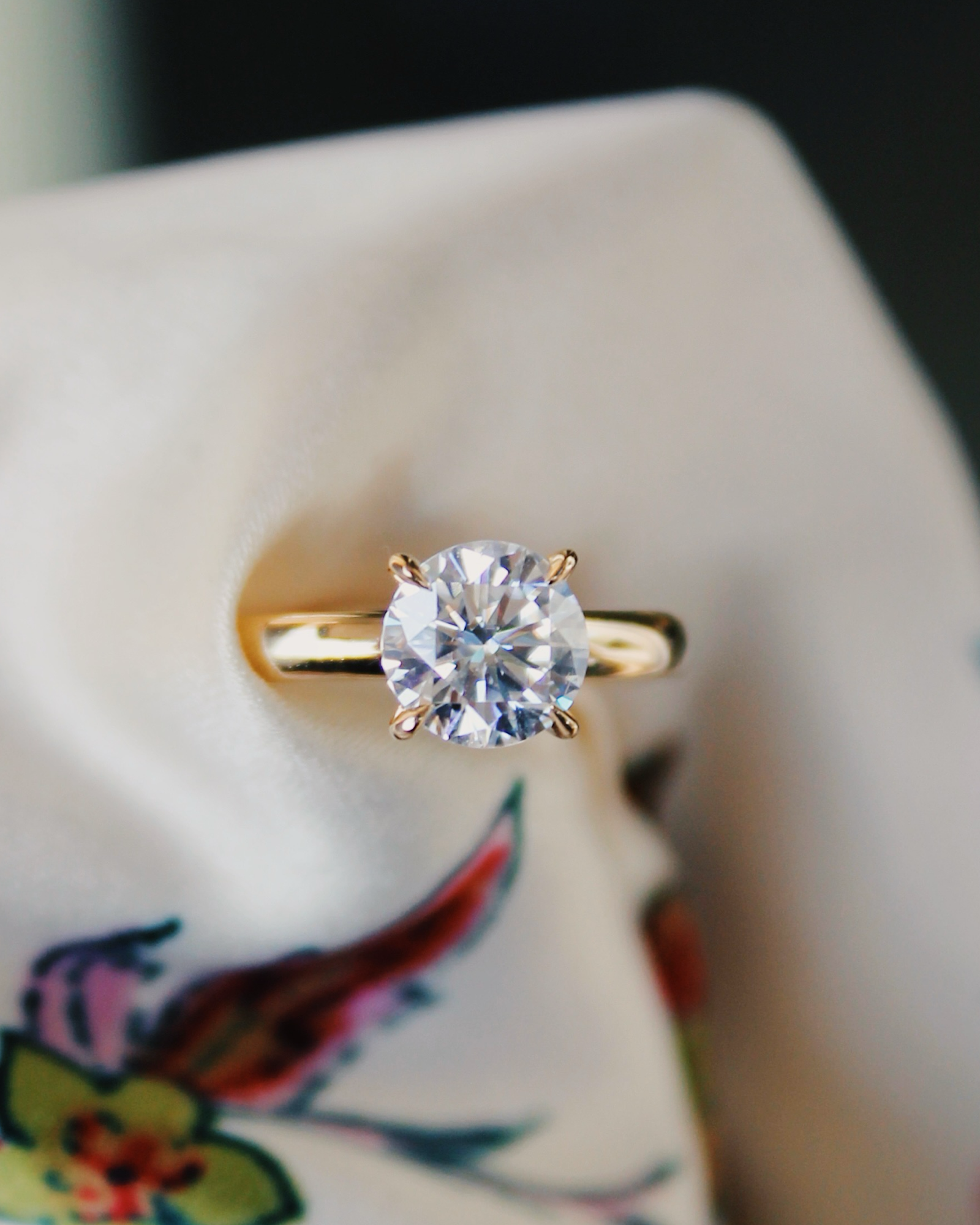 Luana - 18K Gold Solitaire Verlobungsring mit Round Brillinat Cut Moissanite oder Lab Grown Diamant, Frontsicht