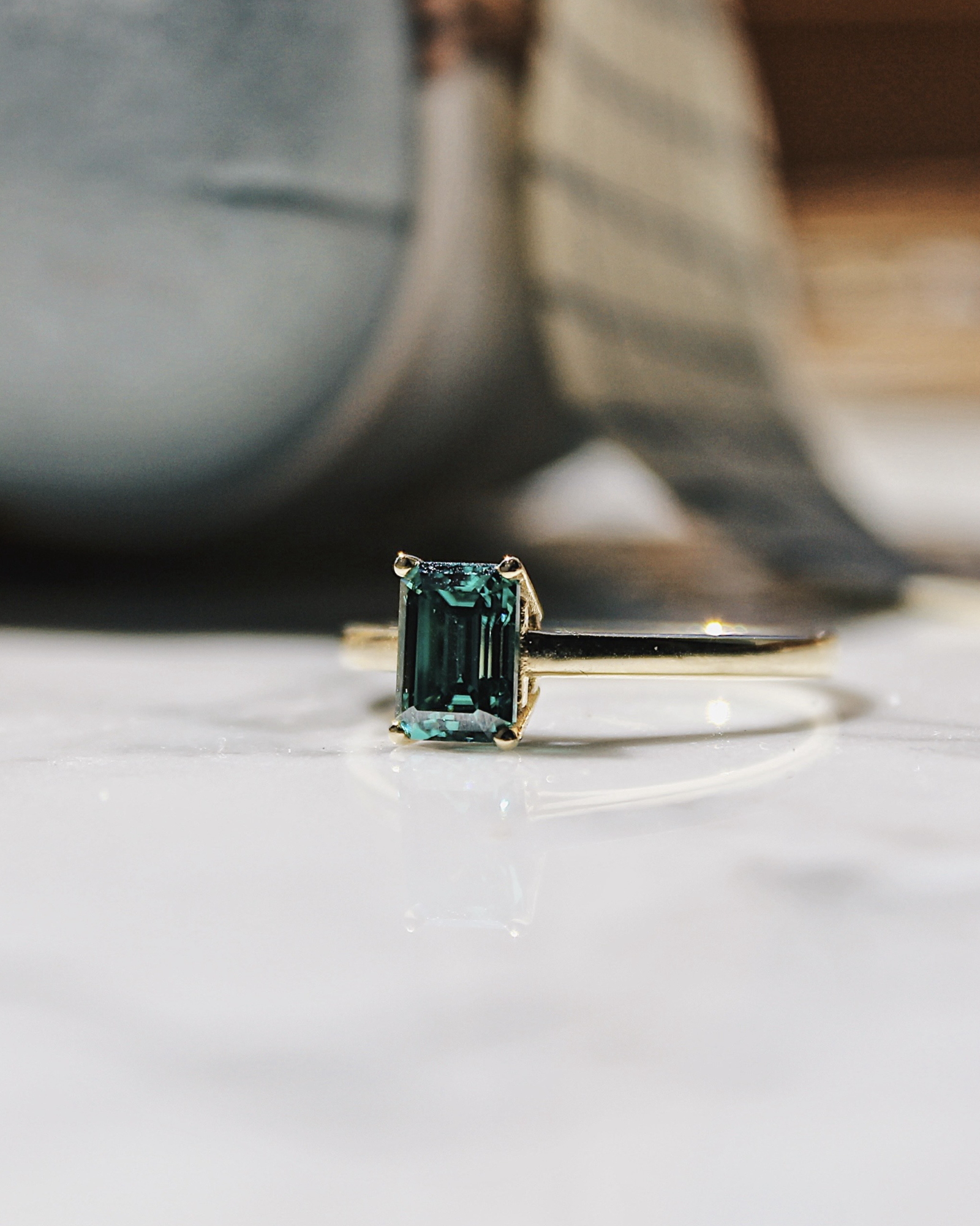 Malu - 18K Gelbgoldring mit einem grünen Lab Grown Diamanten oder Moissaniten im Emerald Cut, Frontansicht