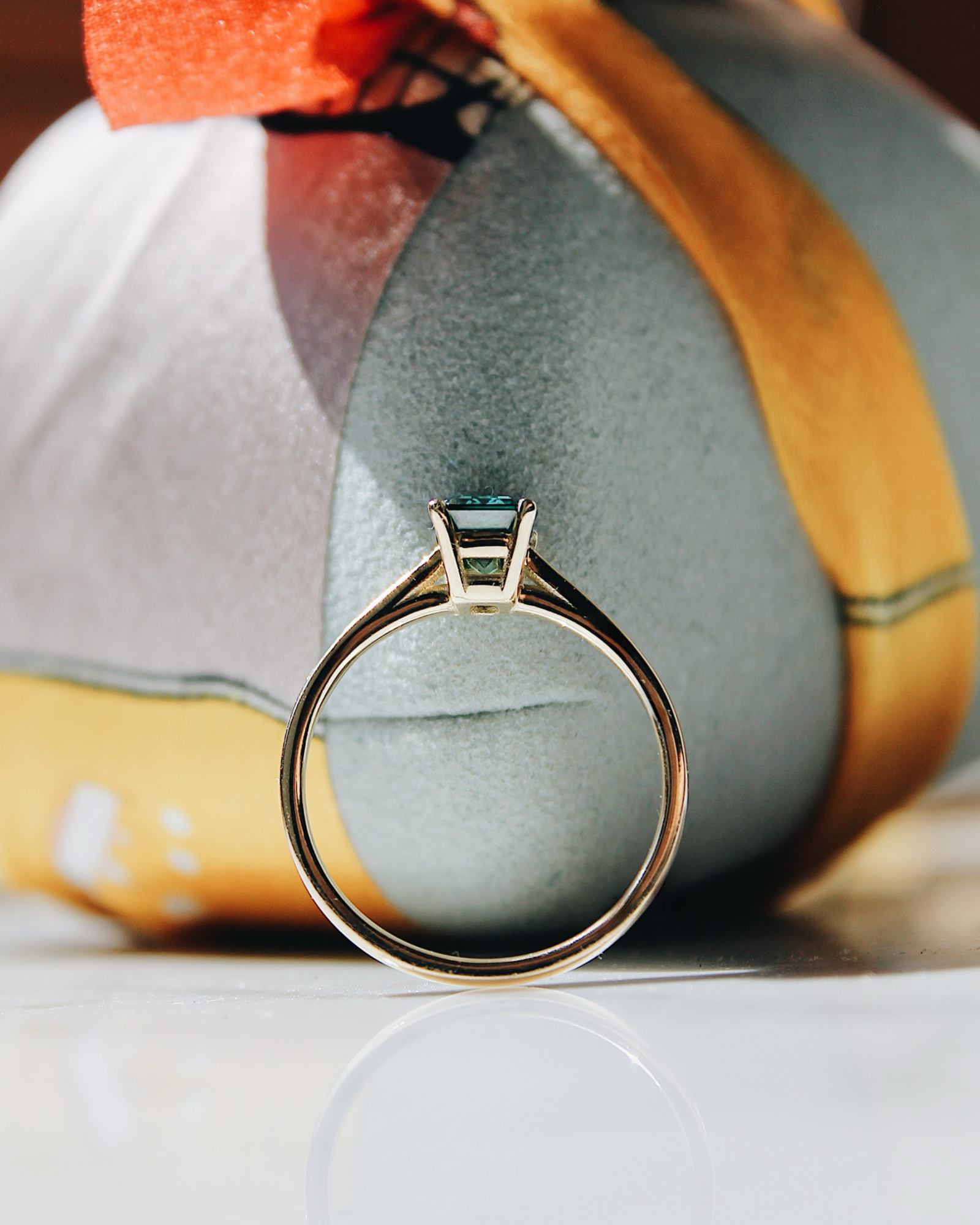 Malu - 18K Gelbgoldring mit einem grünen Lab Grown Diamanten oder Moissaniten im Emerald Cut, Seitenansicht