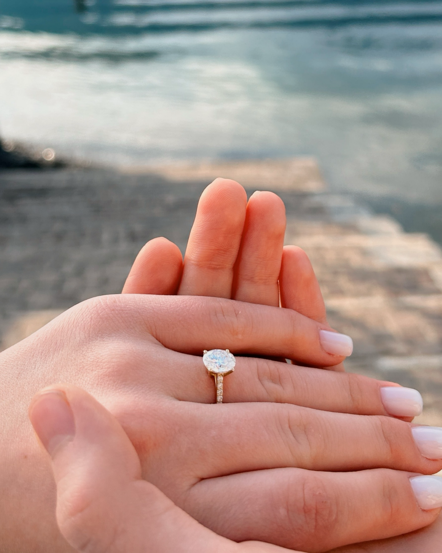 Frida - 18K Gold Oval Cut Verlobungsring mit Pavé-Ringschiene, an der Hand