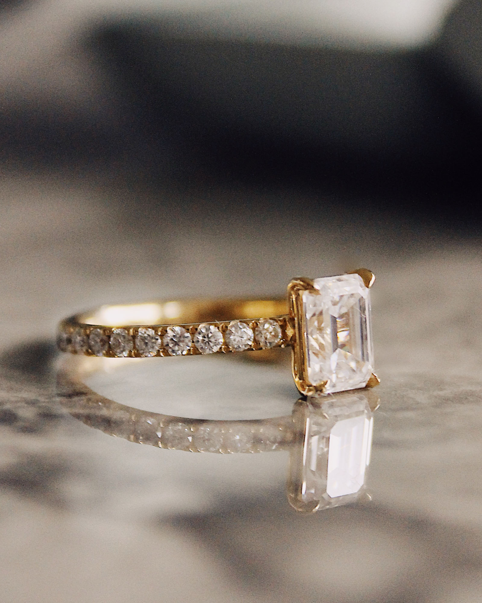 Tilda - 18K Gold Emerald Cut Verlobungsring mit Pavébesetzter Ringschiene, Seitenansicht