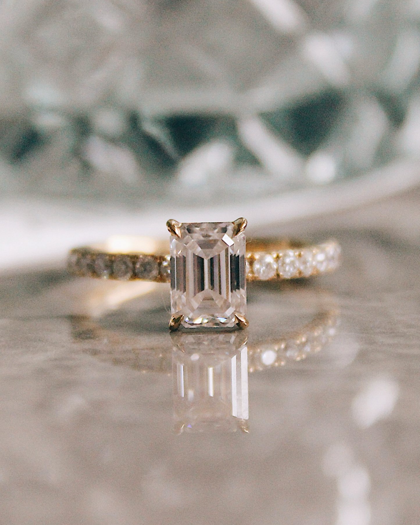 Tilda - 18K Gold Emerald Cut Verlobungsring mit Pavébesetzter Ringschiene, Frontansicht