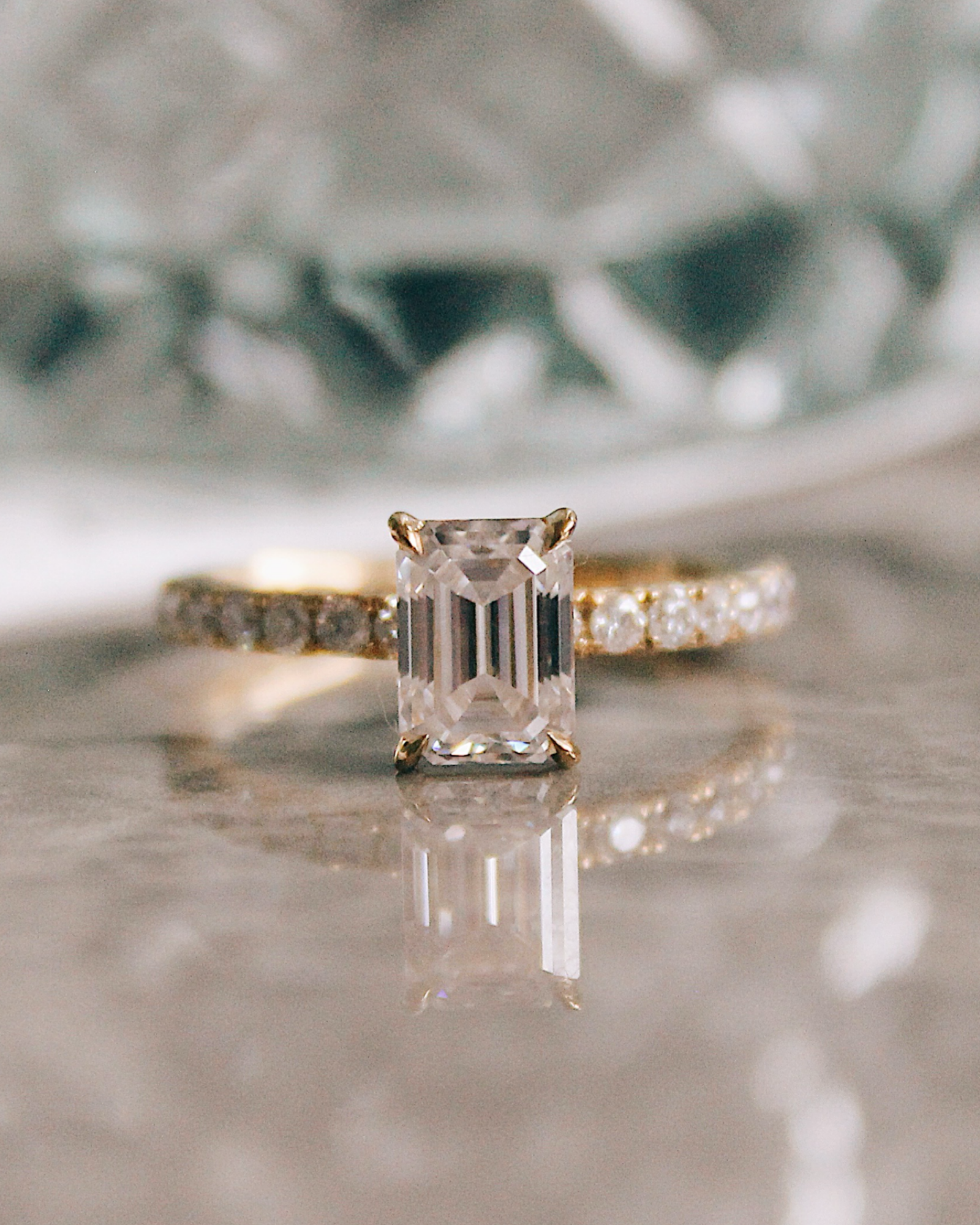 Tilda - 18K Gold Emerald Cut Verlobungsring mit Pavébesetzter Ringschiene, Frontansicht