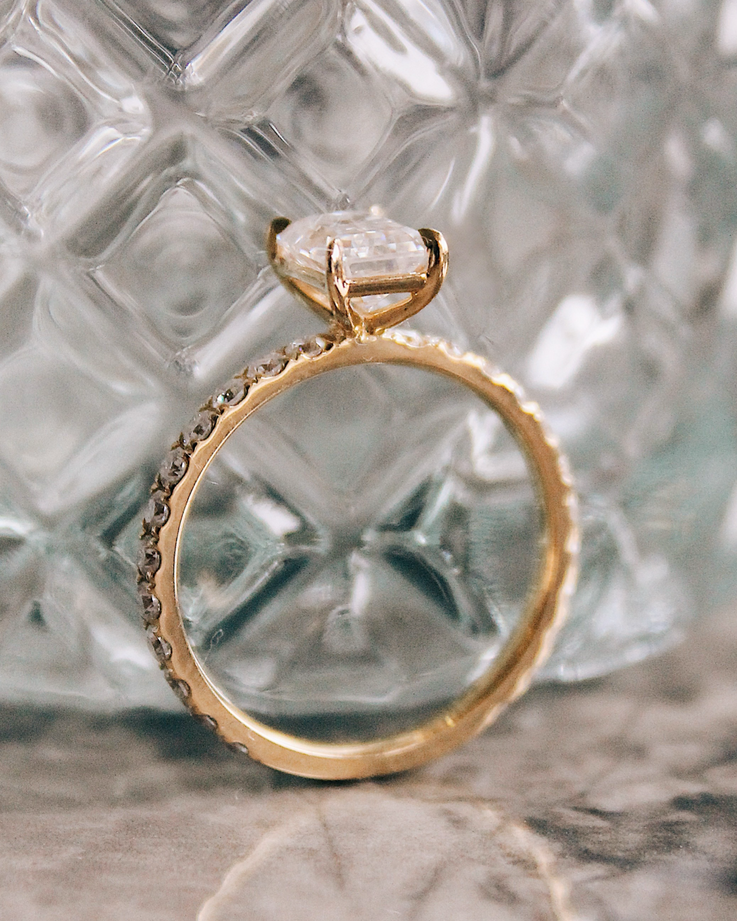 Tilda - 18K Gold Emerald Cut Verlobungsring mit Pavébesetzter Ringschiene, Details