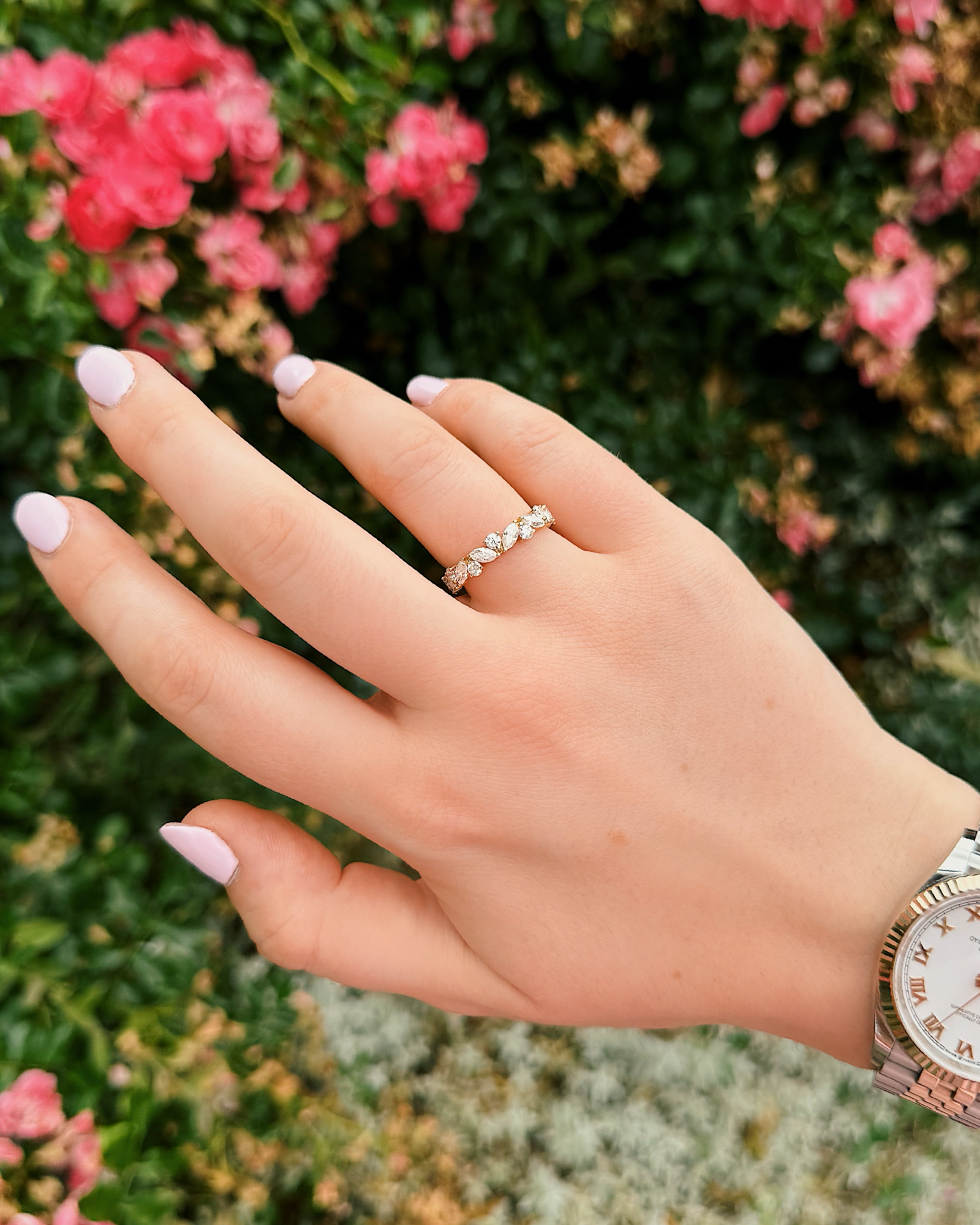 Flora - 18K Gold Ring mir Marquise und Round Brilliant Cut Diamanten oder Moissanite, florales Eternity-Design, getragen an der Hand