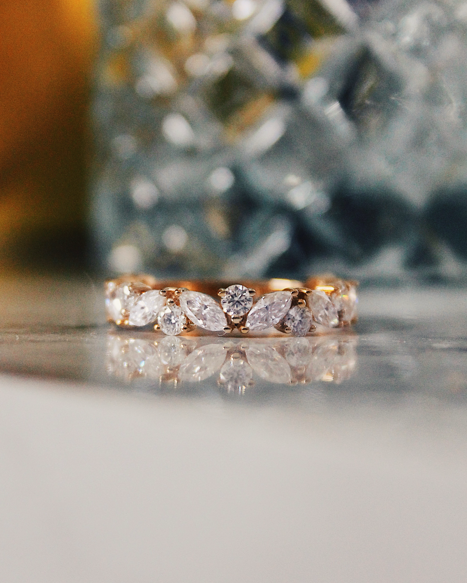 Flora - 18K Gold Ring mir Marquise und Round Brilliant Cut Diamanten oder Moissanite, florales Eternity-Design, Frontansicht