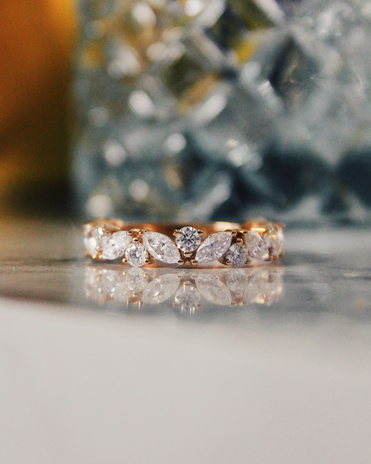 Flora - 18K Gold Ring mir Marquise und Round Brilliant Cut Diamanten oder Moissanite, florales Eternity-Design, Frontansicht