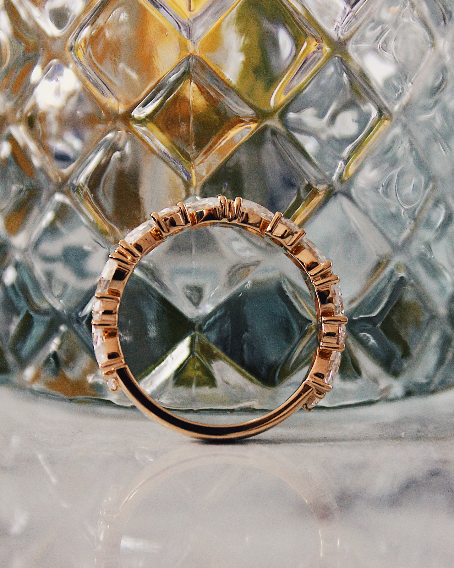 Flora - 18K Gold Ring mir Marquise und Round Brilliant Cut Diamanten oder Moissanite, florales Eternity-Design, Seitenansicht