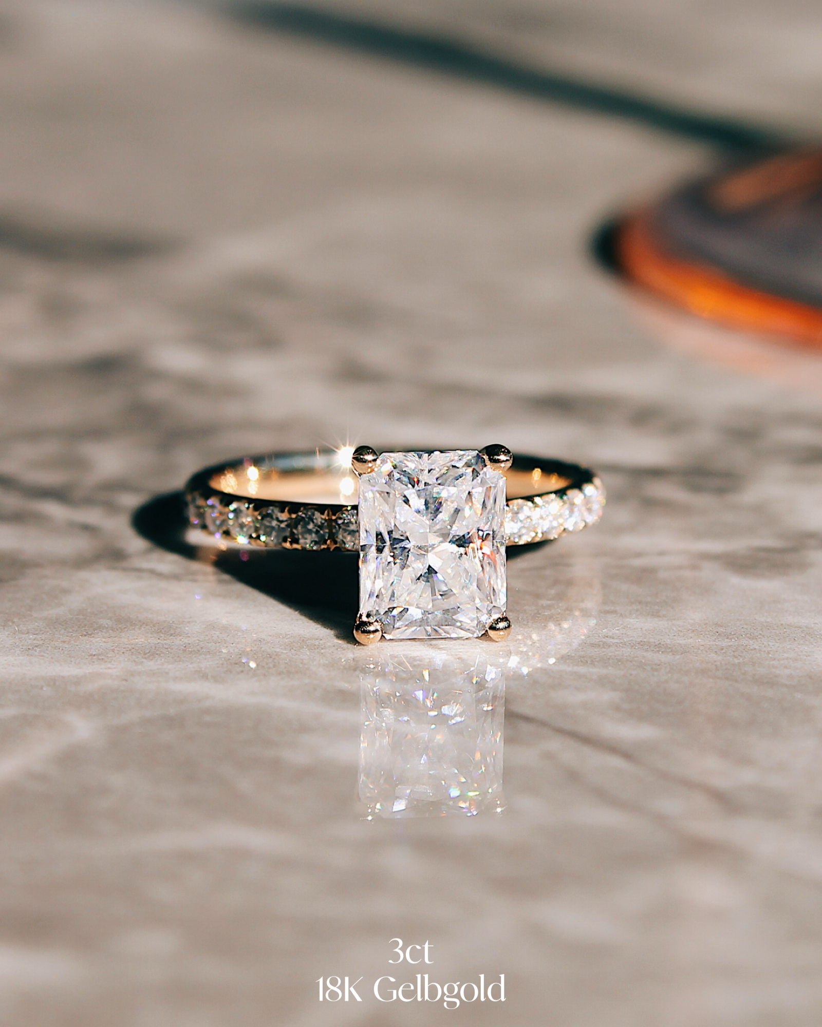 Eloise - 18K Goldring mit 3ct Radiant Cut Diamant oder Moissanite & Pavé-Band, Frontansicht