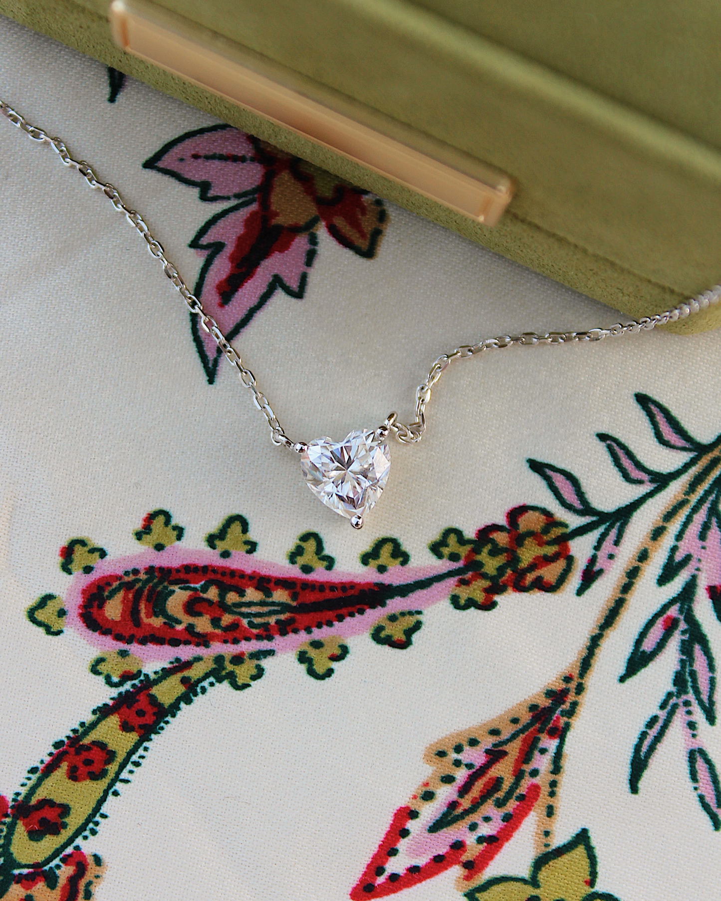 AMALIA - 18K gold letter necklace with 1ct heart-shaped lab-grown diamond or moissanite