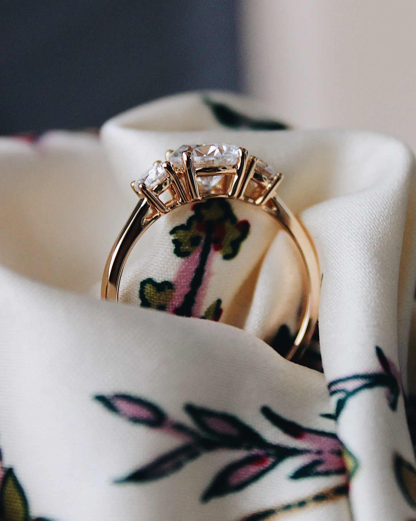 Kalea - 18K Trilogie Verlobungsring mit Brillanten, Seitenansicht