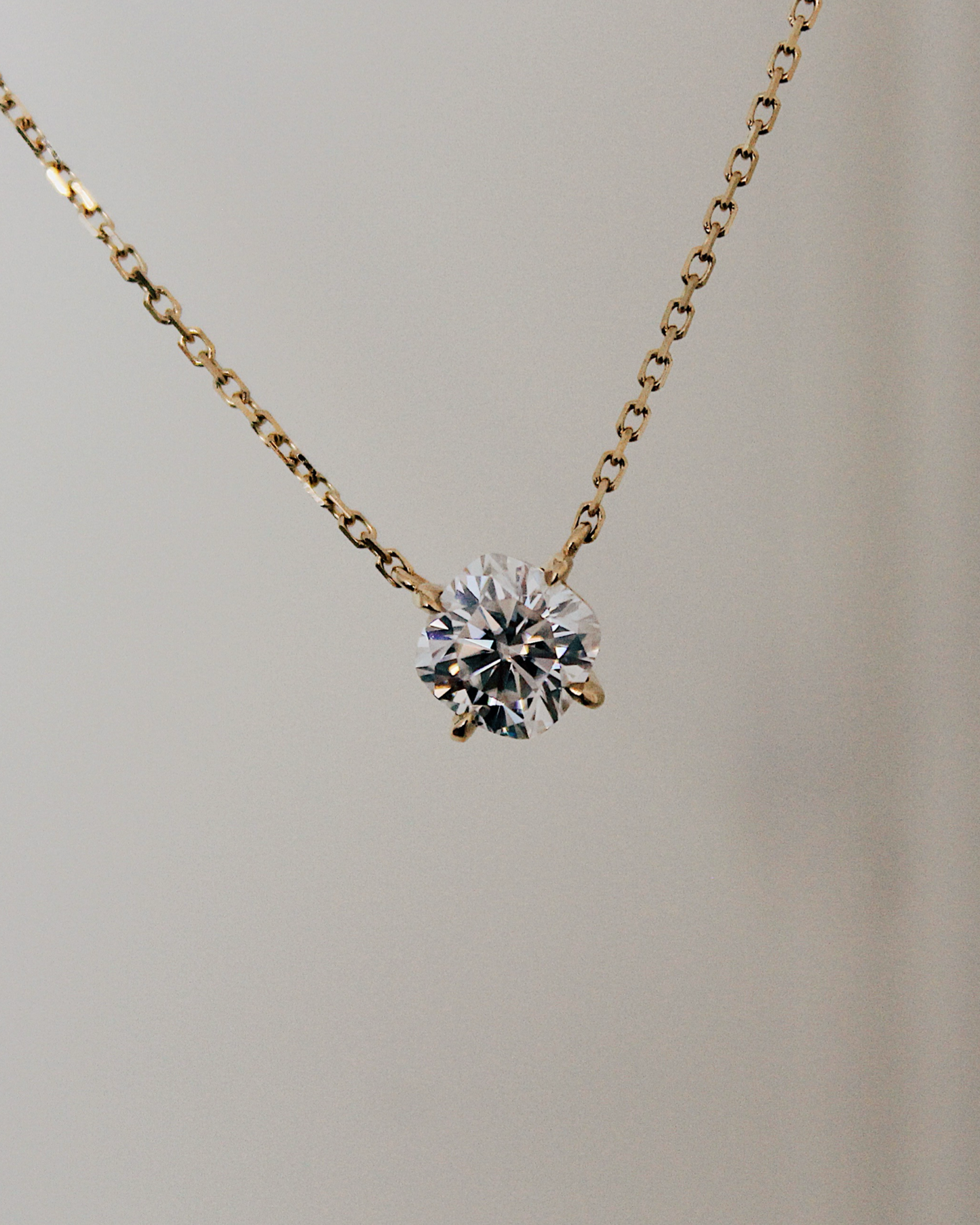 Kaia - 18K Goldkette mit Cushion Cut Lab Grown Diamant oder Moissanite in minimalistischer 4-Krappen-Fassung, Detailansicht