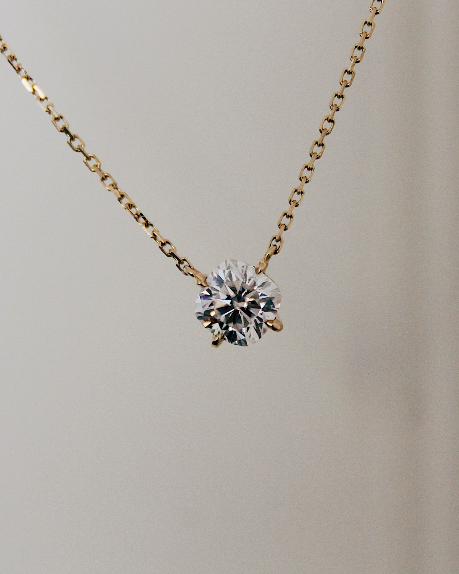 Kaia - 18K Goldkette mit Cushion Cut Lab Grown Diamant oder Moissanite in minimalistischer 4-Krappen-Fassung, Detailansicht