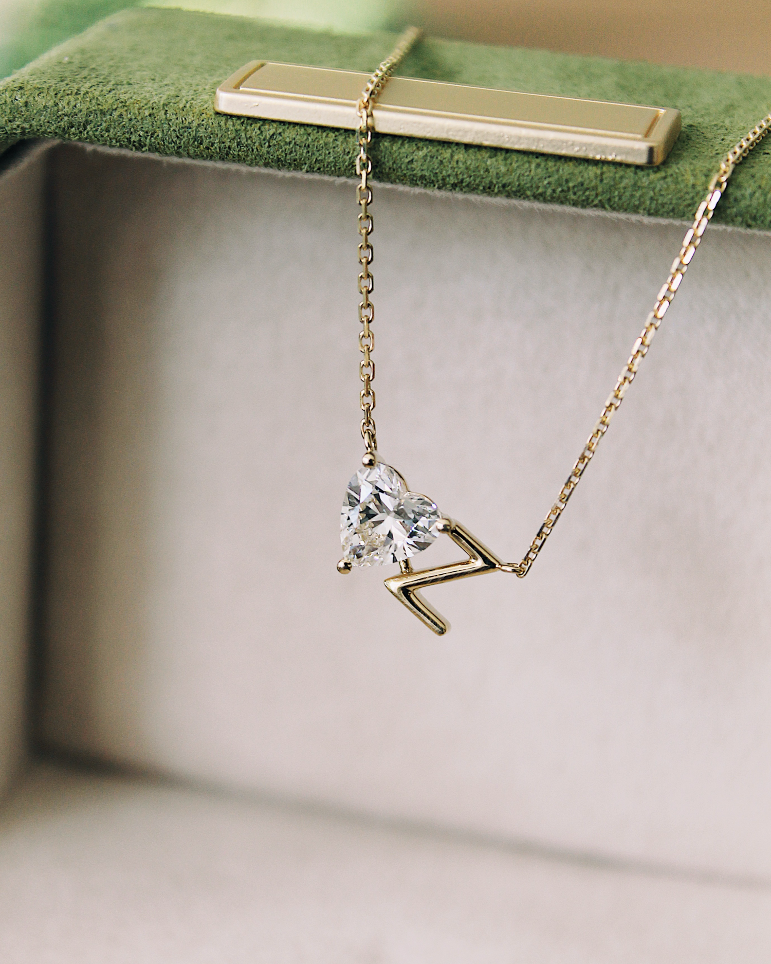 Amalia - 18K Gold Buchtsbane Halskette mit Herzanhänger als Lab Grown Diamant oder Moissanite, Buchstabe Z, Frontansicht