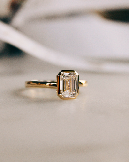 Esmé - 18K Gold Verlobungsring mit 1.5ct Emerald Cut Lab Grown Diamant oder Moissanite