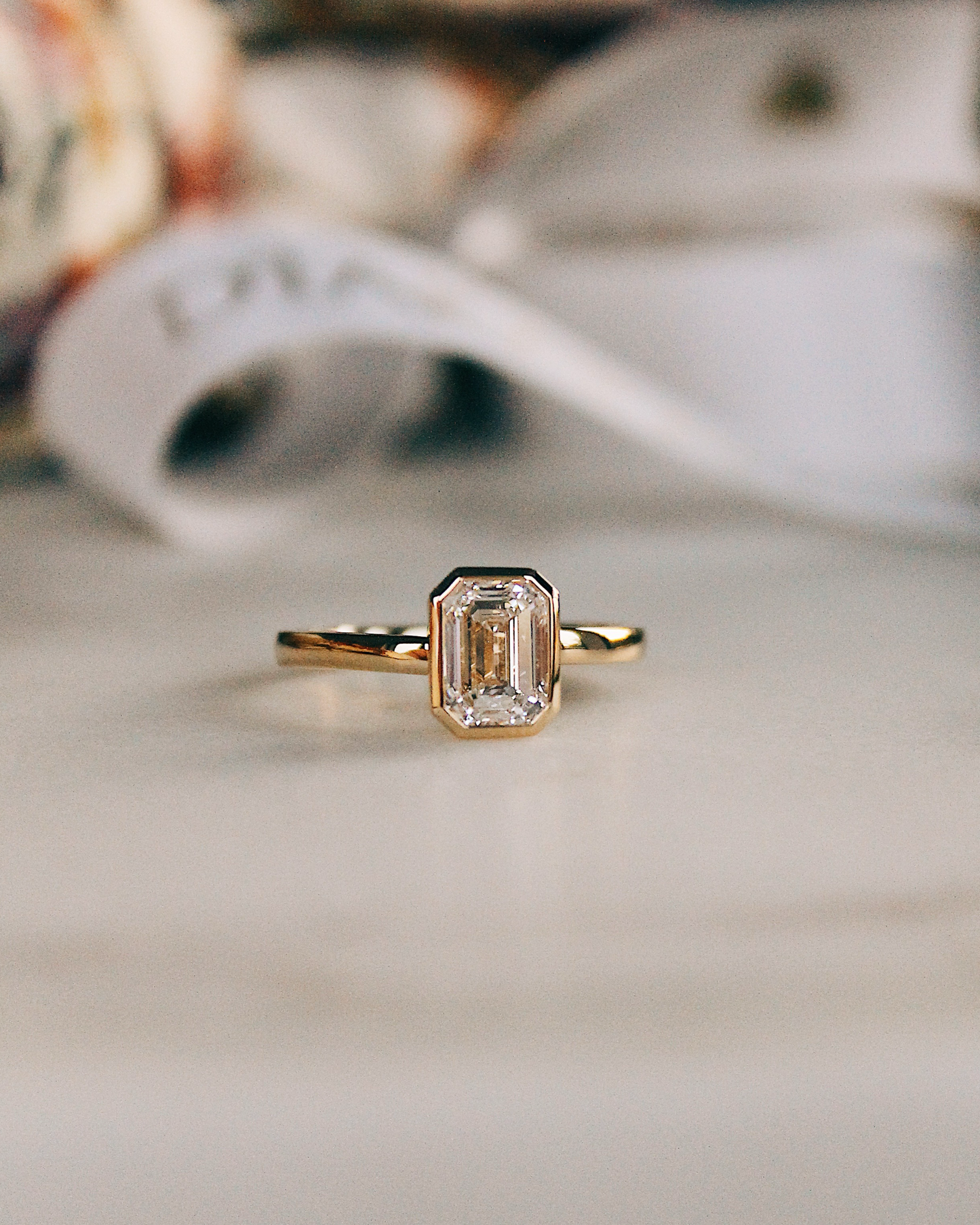 Esme - 18K Gold Verlobungsring mit 1.5ct Emerald Cut Lab Grown Diamant oder Moissanite, Vorderansicht